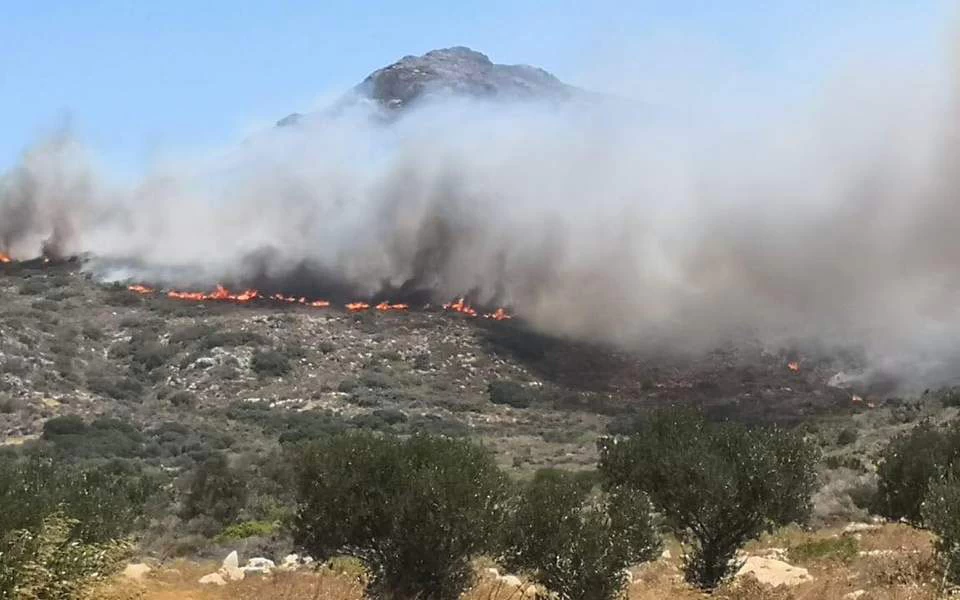 Σε ύφεση η πυρκαγιά στην Ελαφόνησο – Μεγάλη οικολογική καταστροφή-Εικόνες, Βίντεο